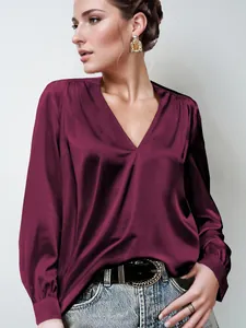 Elegante camicetta in raso bordeaux con scollo a V e maniche lunghe a pieghe da ufficio