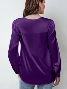 Elegante camicetta di raso viola a maniche lunghe con spalle a pieghe e vestibilità ampia