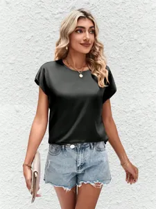 Detailansicht einer eleganten schwarzen Satinbluse für Damen mit Fledermausärmeln und Rundhals
