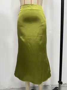 Vue détaillée d'une jupe mi-longue sirène en satin vert olive sur un mannequin.