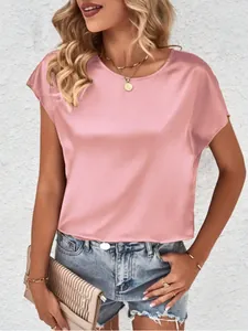 Detailaufnahme eines rosa Satinoberteils mit Fledermausärmeln und elegantem Glanz.