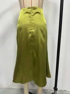 Vue arrière d'une élégante jupe midi satinée vert olive en forme de sirène sur un mannequin
