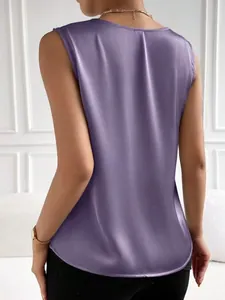 Vista posterior detallada de una elegante blusa de satén violeta sin mangas para la oficina