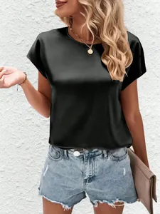 Detailansicht der schwarzen Satin-Bluse mit Fledermausärmeln und seidigem Glanz