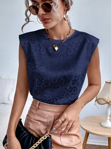 Detail von dunkelblauem Satin-Top mit Leoparden-Jacquard und Schulterpolstern