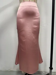 Detailansicht eines rosa Satin-Fischschwanz-Midirocks mit einer glatten Stoffstruktur