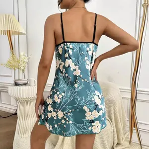 Rückenansicht eines geblümten Satin-Nachthemds mit rückenfreiem Design und Trägern.