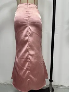 Detailansicht der Rückseite eines eleganten rosa Satin-Midi-Rocks mit Fischschwanz