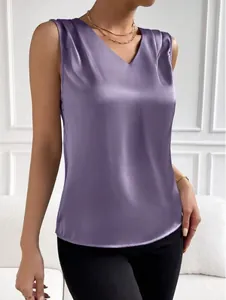 Detalle de una elegante blusa de satén morada con cuello en V sin mangas
