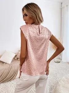 Detaillierte Rückansicht des pinkfarbenen Satin-T-Shirts mit Leoparden-Jacquard für Damen