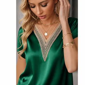 Elegante smaragdgrüne Satinbluse für Damen mit feinem V-Ausschnitt und Spitzenbesatz