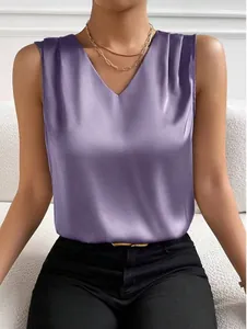 Detalle de una elegante blusa de satén morada sin mangas con cuello en V para mujer