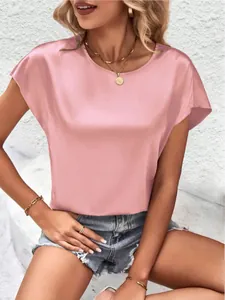 Detailansicht eines eleganten rosa Satin-Oberteils mit Rundhals und Fledermausärmeln