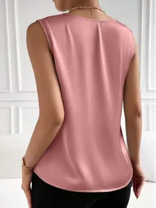 Vista trasera de un elegante top de satén rosa sin mangas para ropa de mujer chic