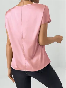 Rückansicht der eleganten rosa Satin-Kurzarmbluse mit lässigen Fledermausärmeln