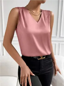 Detalle de una elegante blusa de satén rosa sin mangas con cuello en V para mujer