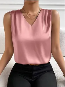 Detalle de la elegante blusa de satén rosa con cuello en V, hombros plisados y textura sedosa