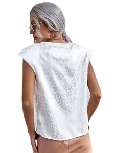 Rückansicht eines weißen Damen-T-Shirts mit Leoparden-Jacquard aus edlem Satin-Stoff
