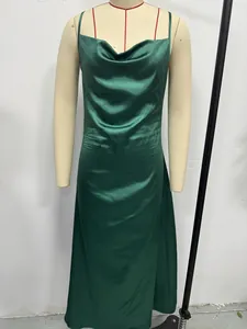 Vue détaillée de face d'une robe nuisette en satin vert émeraude avec col bénitier