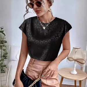 Elegantes schwarzes Damen T-Shirt mit Leoparden-Jacquard, locker sitzende Satinbluse