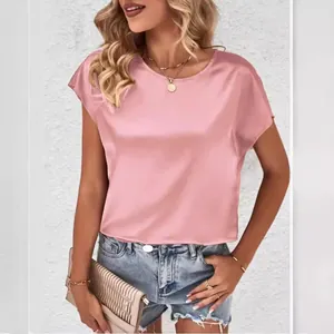 Lässige rosa Satinbluse für Damen mit Fledermausärmeln und einem Rundhalsausschnitt.
