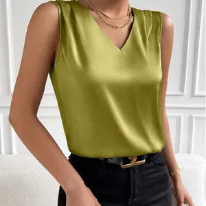 Elegante top de satén verde oliva sin mangas con cuello en V para un look de oficina chic.