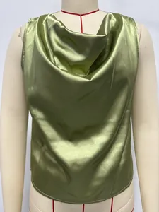 Gros plan d'un haut sans manches en satin vert olive avec un col bénitier drapé.
