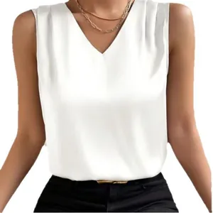 Elegante blusa blanca de satén sin mangas con cuello en V para mujer, ideal para la oficina.