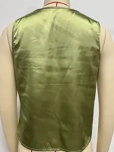 Détail du dos montrant la texture du tissu et la coupe du débardeur en satin vert