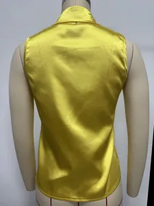 Vista trasera de una blusa sin mangas de satén amarillo vibrante para trajes de verano