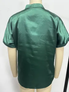 Vista posteriore di una camicia a maniche corte in raso verde scuro lucido.