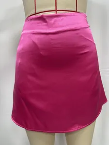 Detailansicht eines magentafarbenen Satin-Minirocks mit glänzender Stoffstruktur.
