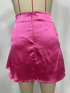 Rückansicht eines rosa Satin-A-Linien-Rocks mit verdecktem Reißverschluss und Textur