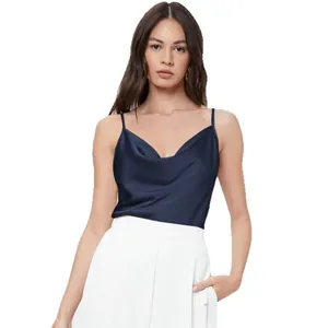 Elegante canotta in raso blu navy con scollo a cappuccio per donna, perfetta da abbinare.