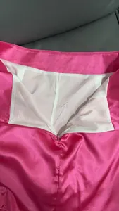 Hochwertige Detailaufnahme des Reißverschlusses und Futters eines rosa Satin-A-Linien-Rocks