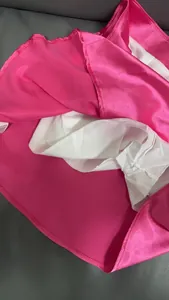Detailaufnahme eines pinkfarbenen Satinrocks mit weichem weißem Innenfutter-Stoff