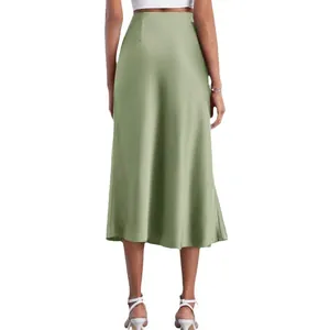 Elegante falda midi de satén verde salvia de talle alto con una silueta fluida en línea A.