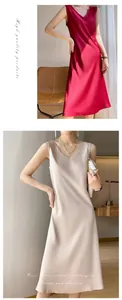 Vue détaillée de robes midi en satin sans manches élégantes de couleur rouge et beige champagne.