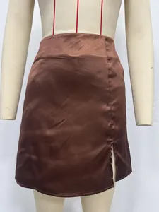 Detailansicht eines braunen Satin-Minirocks mit Seitenschlitz auf einer Schaufensterpuppe