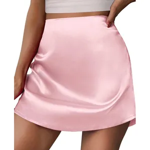 Eleganter rosa Satin-Minirock mit hoher Taille für Damen, präsentiert auf weißem Hintergrund