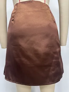 Detailansicht eines glänzenden braunen Satin-Minirocks mit hoher Taille auf einer Puppe