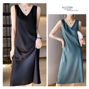 Élégante robe mi-longue en satin sans manches avec col en V noir et bleu sarcelle
