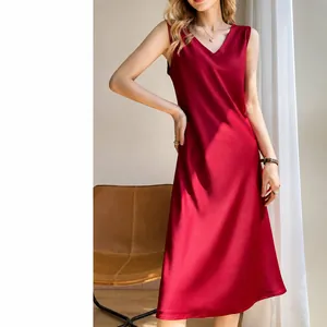 Élégante robe midi en satin sans manches bordeaux avec col en V pour la mode féminine.