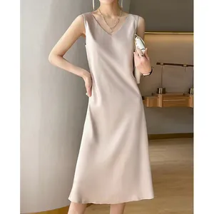 Robe midi élégante en satin sans manches couleur champagne avec col en V et fini soyeux