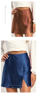 Detailansicht eines eleganten hochtaillierten Satin-A-Linien-Minirocks mit Schlitz