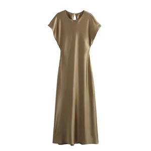 Elegante vestido midi de satén sin mangas en bronce dorado para un look de verano formal