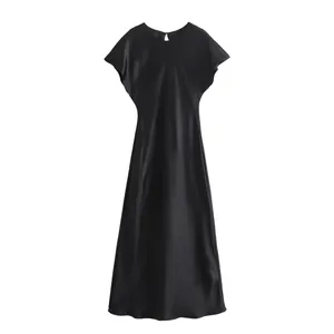 Elegante vestido midi sin mangas de satén negro con acabado sedoso y diseño minimalista