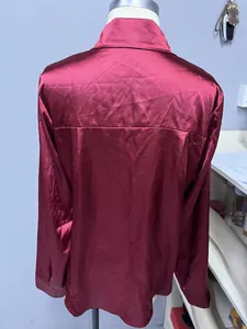 Λεπτομερής πίσω όψη ενός μπορντό σατέν πουκάμισου που εμφανίζεται πάνω σε μανεκέν.