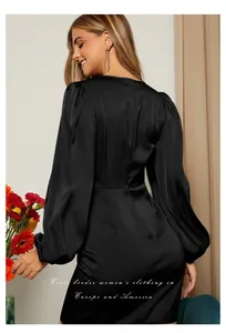 Vue arrière d'une robe élégante en satin noir à manches longues avec col en V