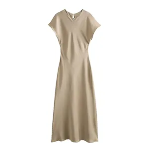 Elegante vestido midi sin mangas de satén champán con un acabado sedoso y drapeado